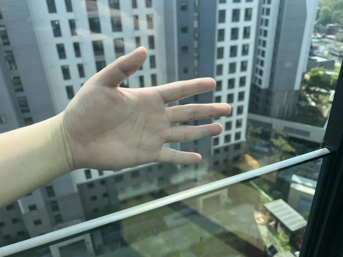 용산유리창청소 거실 창 작업후 맨손 너머로 선명한 바깥 풍경