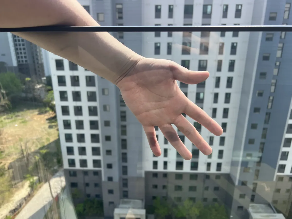 유리창얼룩제거 거실 창 작업후 유리 너머로 깨끗하게 보이는 단지 풍경
