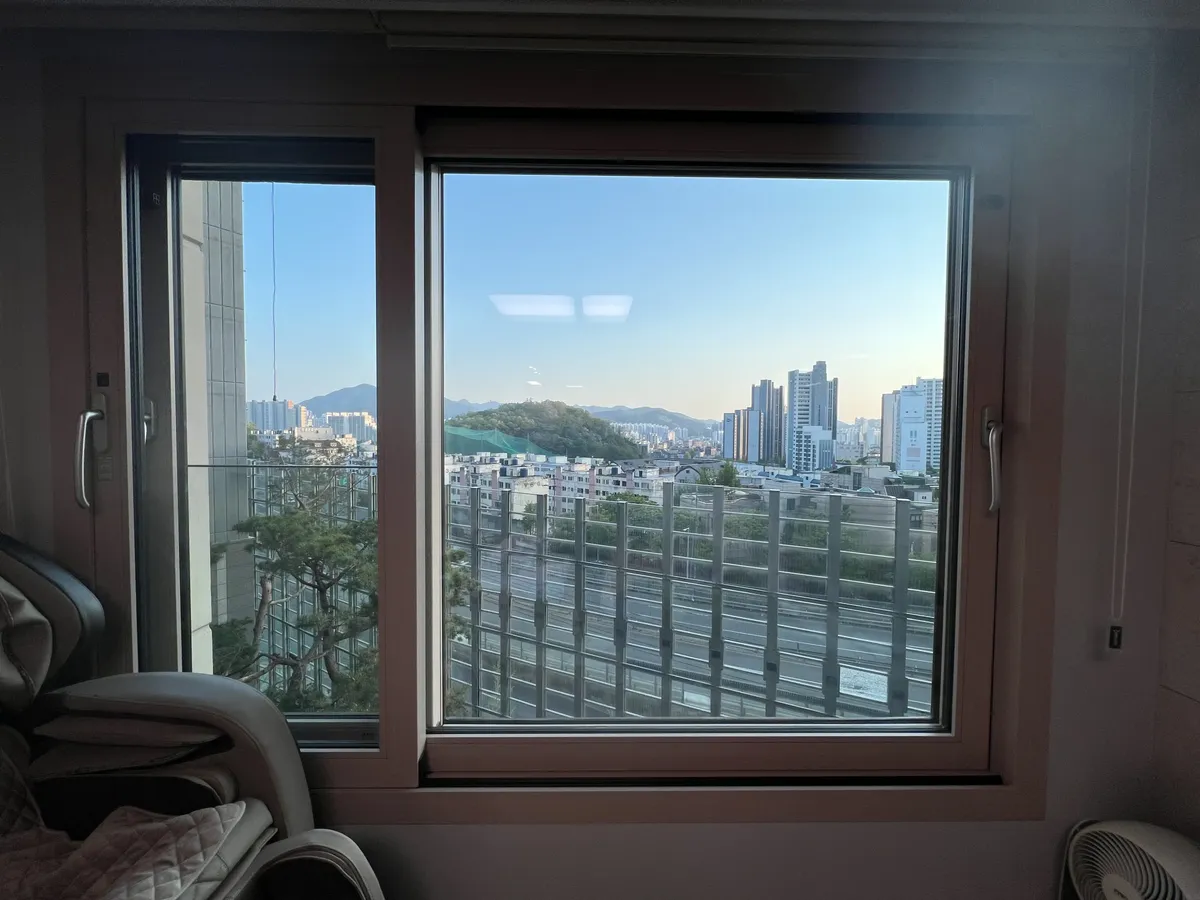 이사후유리창청소 거실 창 작업후 맑게 마감된 창 전체