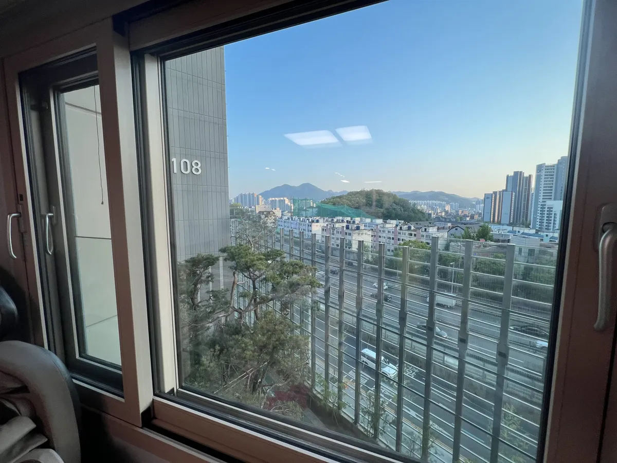 의정부유리창청소 거실 창 작업후 우드톤 창틀과 맑은 유리 전체