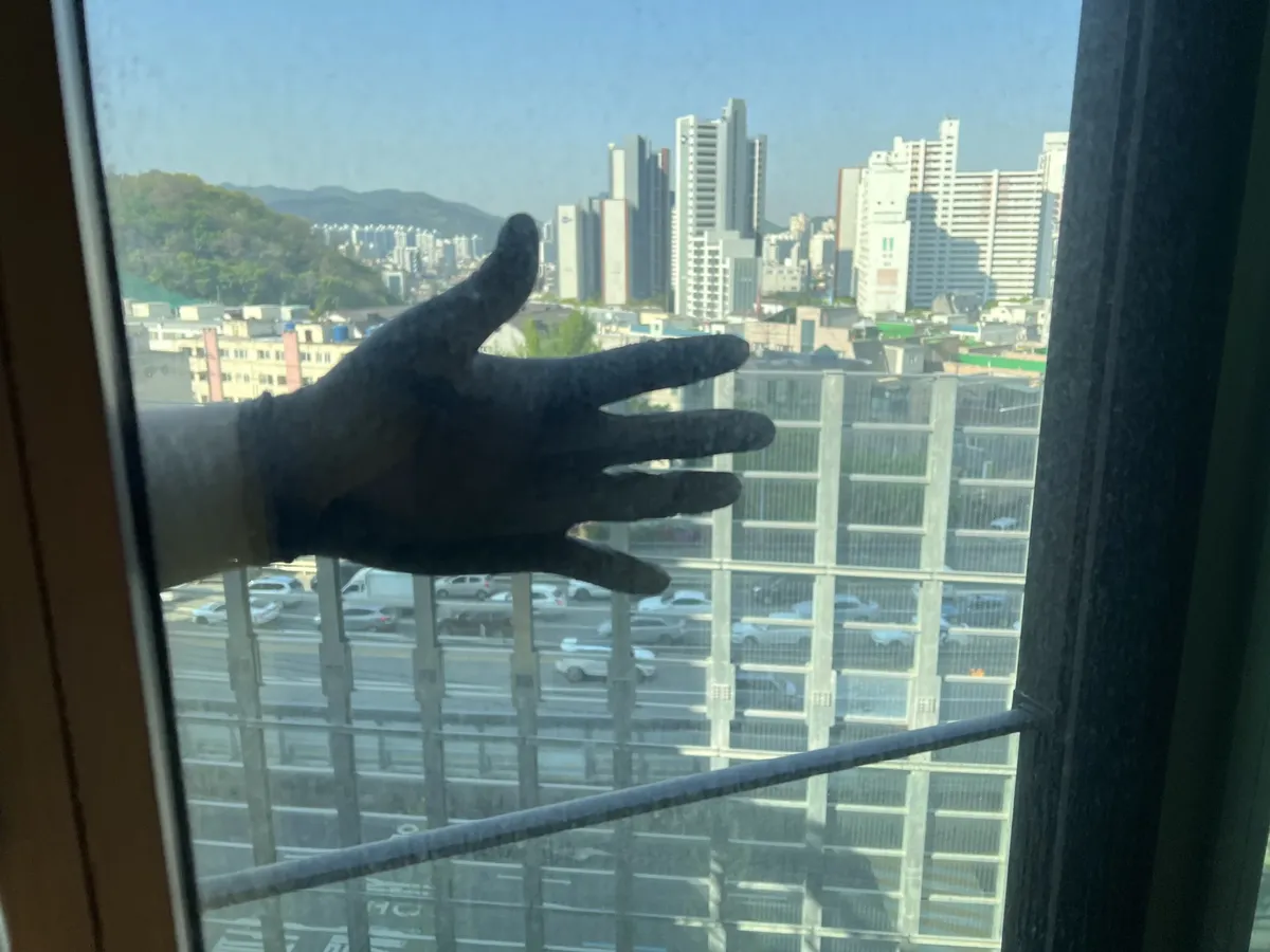 이사후유리창청소 거실 창 작업전 유리 표면에 앉은 먼지를 장갑으로 확인