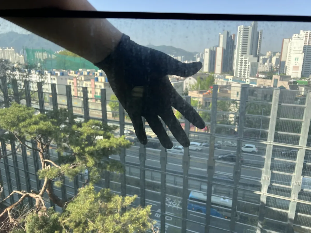 용산유리창청소 안방 창 작업전 장갑으로 확인한 유리 먼지 입자