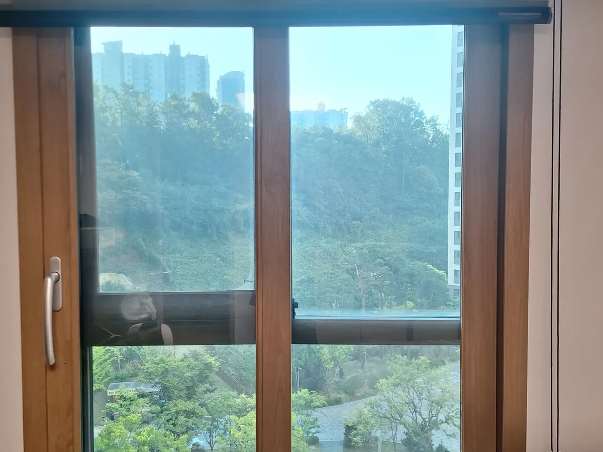 성북유리창청소 우드톤 프레임 창 작업전 세로로 긴 창 전체