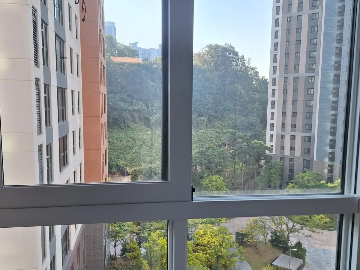 용인유리창청소 화이트 프레임 창 작업전 손잡이와 중간 프레임이 보이는 창 전체