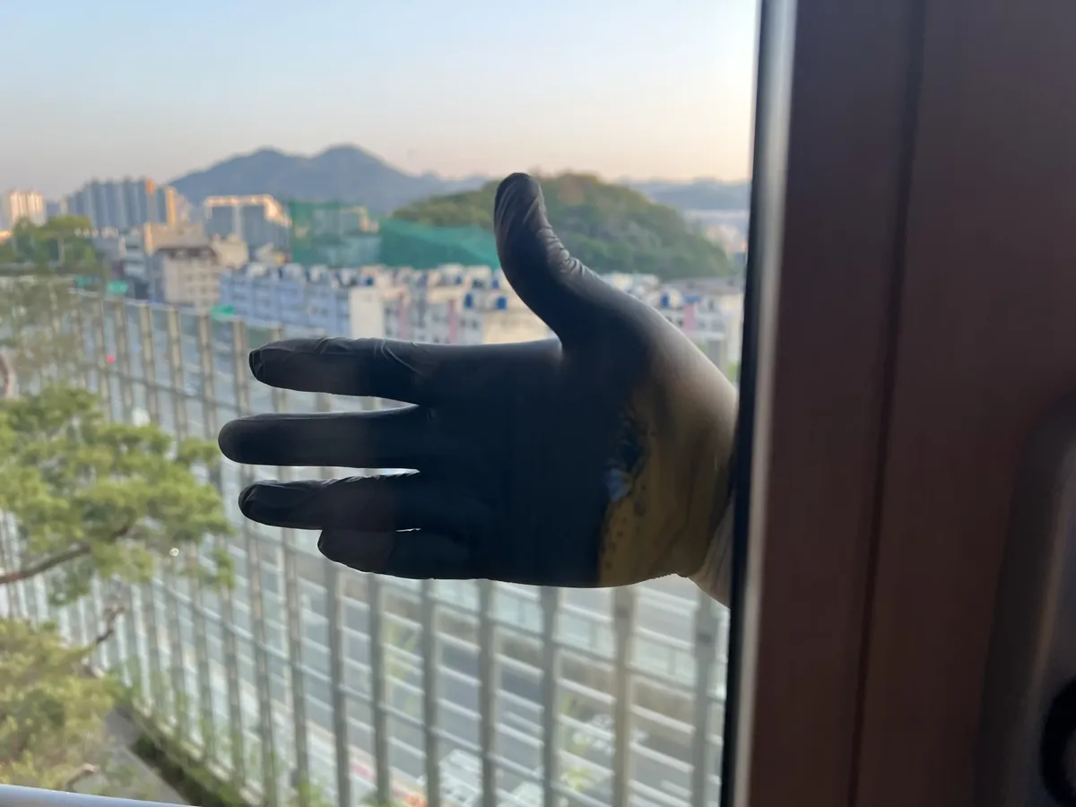 미세먼지유리창청소 방 창 작업후 장갑 너머로 선명한 풍경