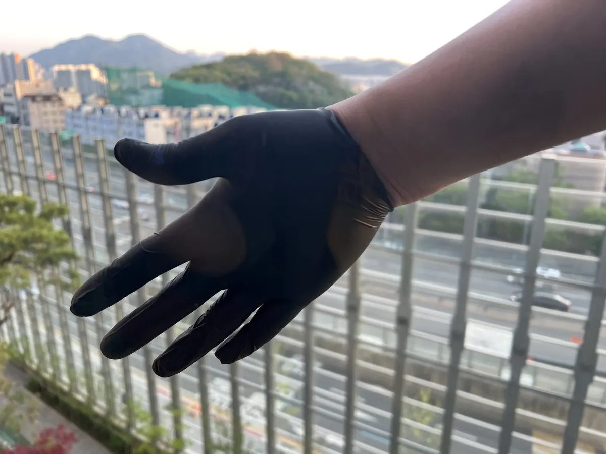 용산유리창청소 방 창 작업후 장갑 너머로 보이는 도로 풍경