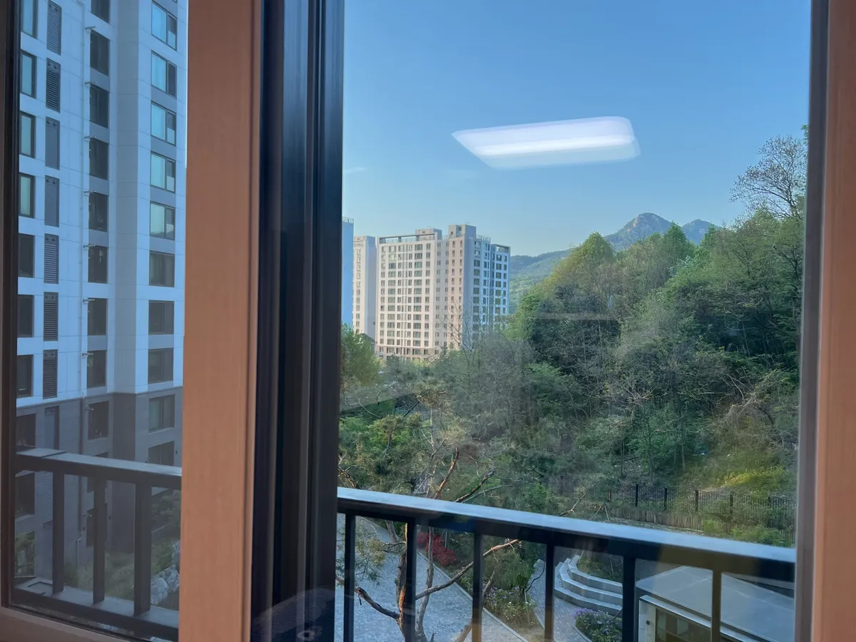 용산유리창청소 다른 방 창 작업후 열린 창 너머로 선명한 풍경